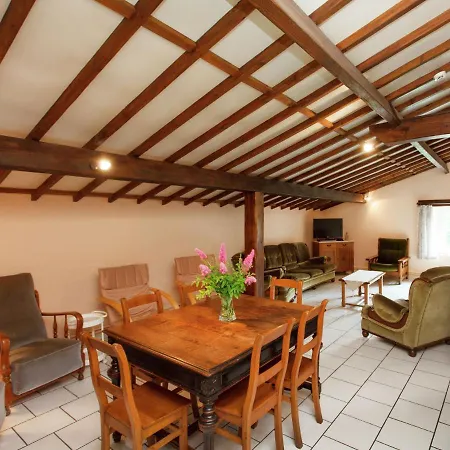 Casa vacanze Lavish Farmhouse In Ambly With Forest View